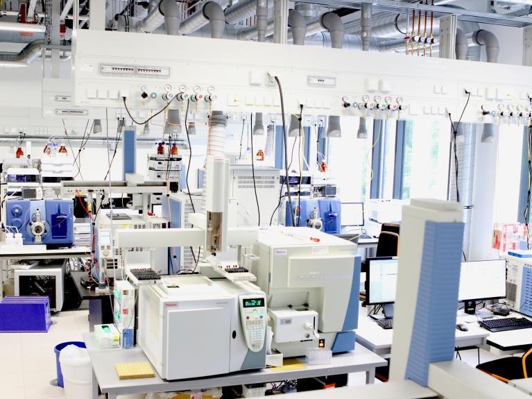 Innenaufnahme eines Biochemie-Labors auf dem Campus der Deutschen Sporthochschule Köln