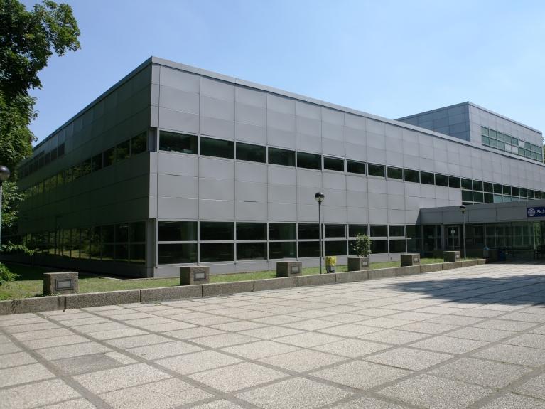 Außenaufnahme des Schwimmzentrums auf dem Campus der Deutschen Sporthochschule Köln