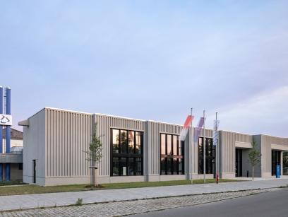 Außenaufnahme eines modernen Gebäudes mit einer gradlinigen und minimalistischen Architektur. Das Neubaugebäude ist das Bauindustriezentrum in Nürnberg-Wetzendorf. Zukunftssichere Modernisierung des Zentrums.
