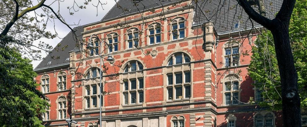 Außenaufnahme des denkmalgeschützten Verwaltungs- und Finanzgerichtgebäudes von der Vorderseite. Realisierung eines Sanierungskonzeptes bei besonderer Berücksichtigung der Gebäudehülle.